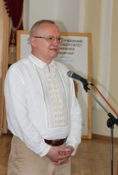 Професор Леонід Тимошенко вітає студентів-випускників історичного факультету