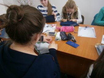 Учні проектують сумки та прикраси з бісеру