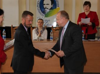 Вручення свідоцтва про навчання учаснику АТО майору Олегу Кіндратіву