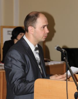 Доцент Микола Галів представляє для обговорення вченою радою конкурсних справ на посаду завідувачів кафедр