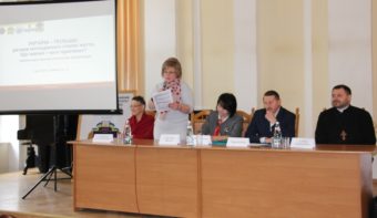 Д-р Катажина Окуліч-Козарин, проф.Світлана Щудло, ректор проф. Надія Скотна, міський голова Дрогобича Тарас Кучма, о.Ігор Козанкевич під час пенарного засідання конференції у ДДПУ імені Івана Франка