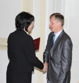 Ректор професор Надія Скотна вручає диплом доктора педагогічних наук доценту Івану Нищаку