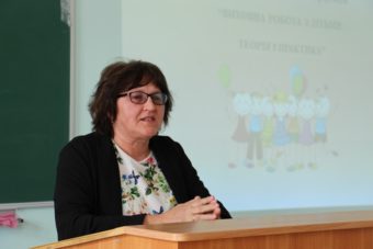 Доповідь виголошує професор Ольга Кобрій