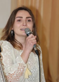 Співає Оля Височан