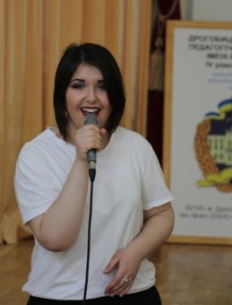 Музичний дарунок презентує студентка Мар'яна Дорош