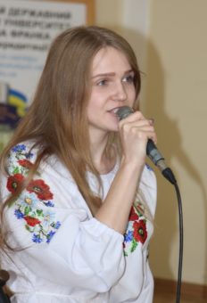 Виступає студентка історичного факультету Тамара Дуда