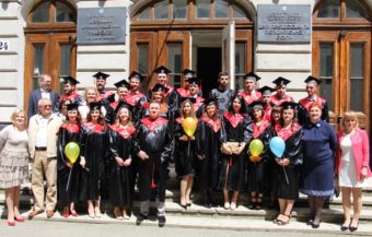 Випускники 2017 року разом із викладачами історичного факультету