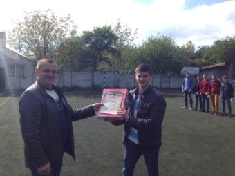 Завідувач кафедри фізичного виховання доцент О.Слімаковський нагороджує капітана команди переможниці З.Петлака