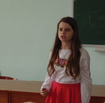 Декламує поезію Івана Франка учасник вікової групи 7 – 9 класи