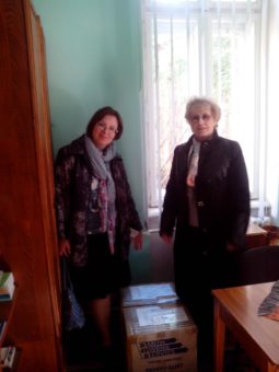 Директор бібліотеки Марія Дмитрів та доцент Лідія Тиміш із подарованими книгами подружжя Ірини і Романа Круцьків з Австралії