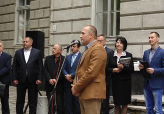 Історію будівлі головного корпусу університету презентує доцент Богдан Лазорак