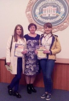 На фото (зліва направо): Мирослава Гиз, доцент Оксана Гевко, Юлія Чухрай