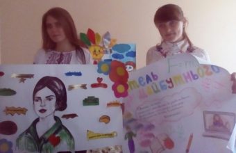 На фото (зліва направо): учасницi олiмпiади Мирослава Гиз та Юлія Чухрай