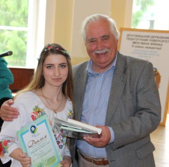 Студентка Ірина Мотиль отримує диплом за зайняте ІІ місце у конкурсі