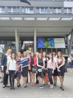 Студенти і викладачі після виступу на конференції