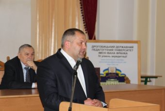 Учасників святкової академї вітає заступник міського голови Дрогобича Василь Качмар