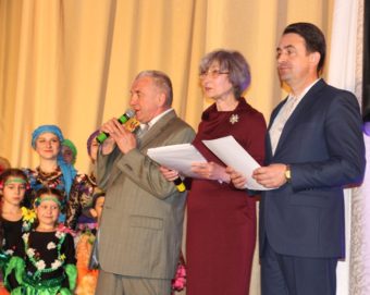 Учасників звітнього концерту вітають та нагороджують (зліва направо): доценти Іван Кутняк, Валентина Дротенко, Володимир Шаран