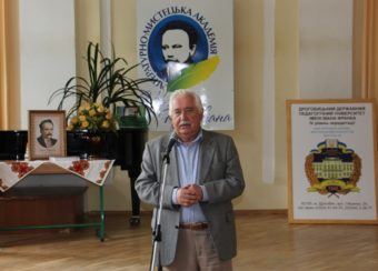 Вітальне слово виголошує народний артист України Адам Цибульський