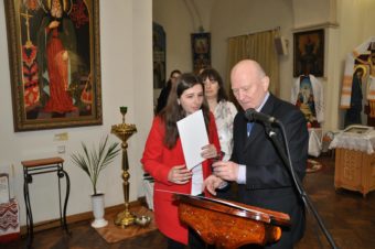 Вручення грамоти студентці Іванні Шемелинець