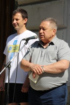 Професор Микола Лукянченко та доцент Роман Чопик вітають учасників благодійного пробігу