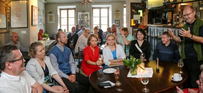 Під час святкової зустрічі в артистичному ресторанчику „Hades Szeroka” з нагоди 10-річчя Товариства „Фестиваль Бруно Шульца” в Любліні. Слово о. Томаша Достатнього