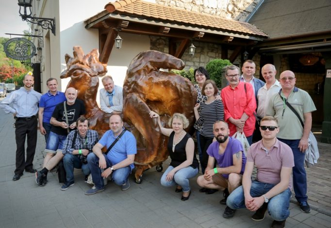 Біля символічної фігури півня у Казімєжі Дольному