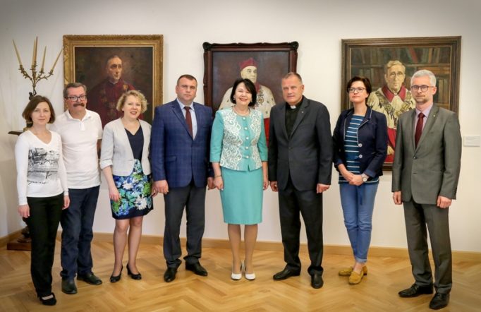 Зустріч у Люблінському Католицькому Університеті (зліва направо): Олена Швед, Ґжеґож Юзефчук, Віра Меньок, проректор доц. Юрій Вовк, ректор проф. Надія Скотна, ректор кс. проф. Антоній Дембінський та представники Люблінського Католицького Університету