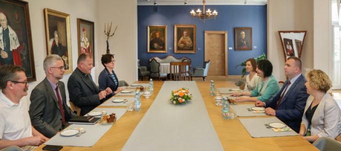 За столом переговорів між ректорами ДДПУ ім. Івана Франка та Люблінського Католицького Університету