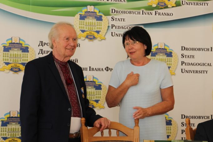 Ректор професор Надія Скотна висловлює подяку професору Олегу Шаблію