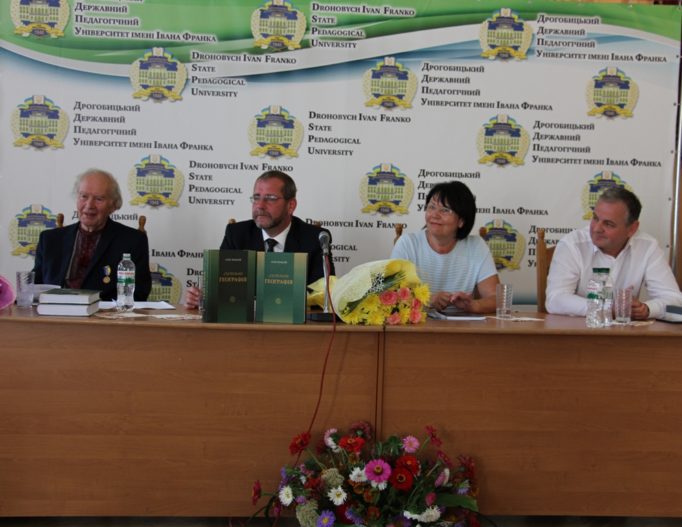 На фото (зліва направо): лауреати Міжнародної премії імені Івана Франка Олег Шаблій та Міхаель Мозер, ректор професор Надія Скотна, директор Міжнародного фонду Івана Франка Ігор Курус