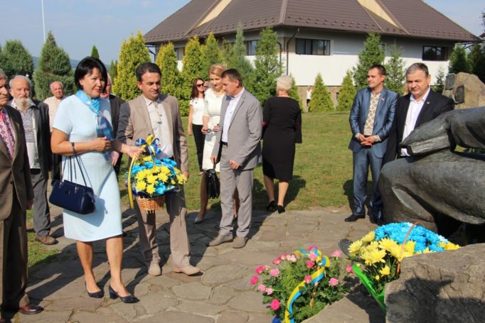 Ректор професор Надія Скотна та проректор з науково-педагогічної роботи доцент Володимир Шаран покладають квіти до підніжжя пам'ятника Івана Франка (с. Нагуєвичі).