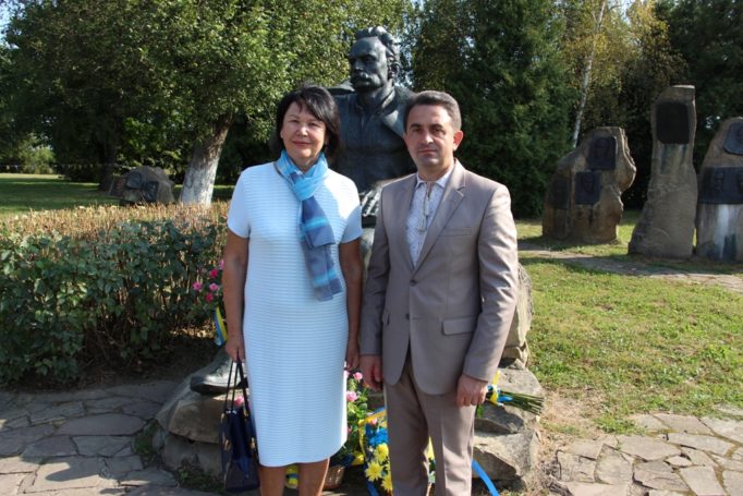 Керівництво університету на батьківщині Івана Франка. (Зліва направо): ректор професор Надія Скотна та проректор з науково-педагогічної роботи доцент Володимир Шаран