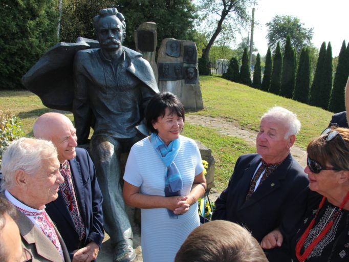 Ректор професор Надія Скотна у колі родини Івана Франка.