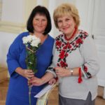 Голова профкому доцент Олена Куцик вітає найкращого куратора академгрупи (2016-2017 н.р.) ст. викладача Лесю Баранську