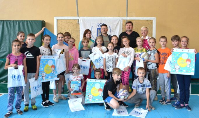 Учні з подарунками від НОК