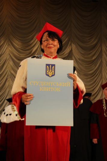 Ректор професор Надія Скотна вручає символічний студентський квиток