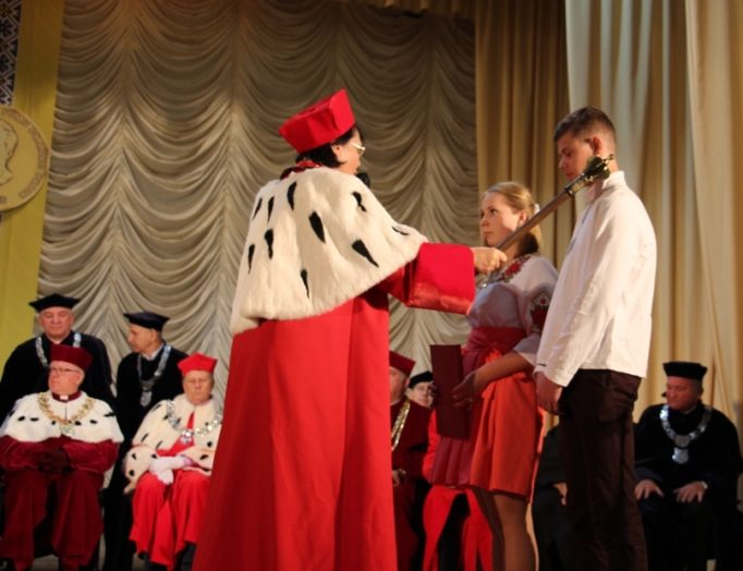 Ректор професор Надія Скотна посвячує першокурсників