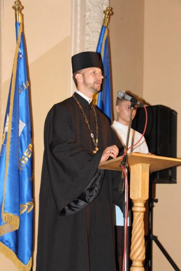 Першокурсників вітає та благословляє на успішне навчання капелан університету отець Олег Кекош