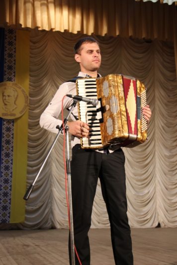 Музичний дарунок у виконанні художнього керівника Народного оркестру народних інструментів Романа Стахніва