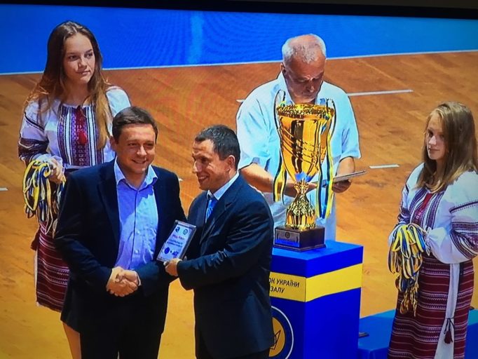 Доцент Роман Проць отримує памятну відзнаку з рук президента АФУ Сергія Владико