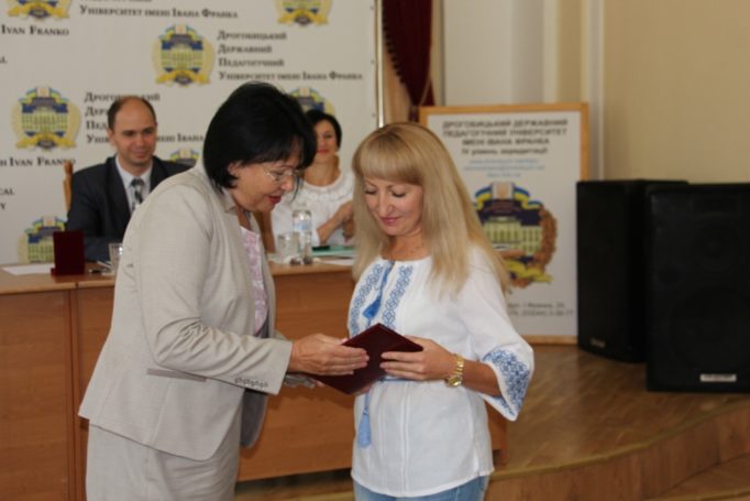 Вручення ректором Надією Скотною диплома кандидата наук методисту Лесі Перхун