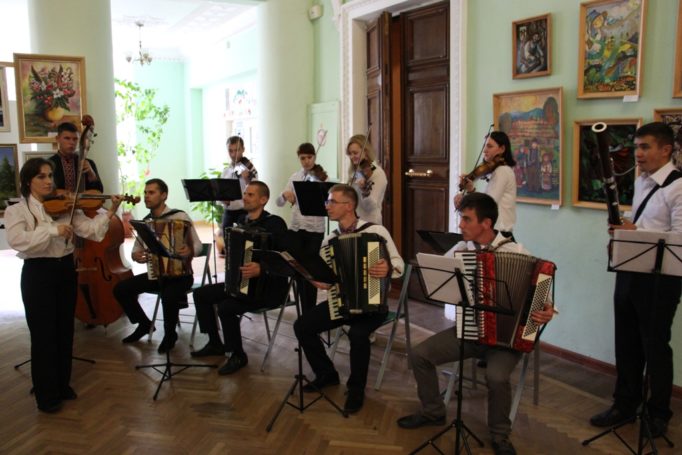 Гостей свята зустрічає Народний оркестр народних інструментів