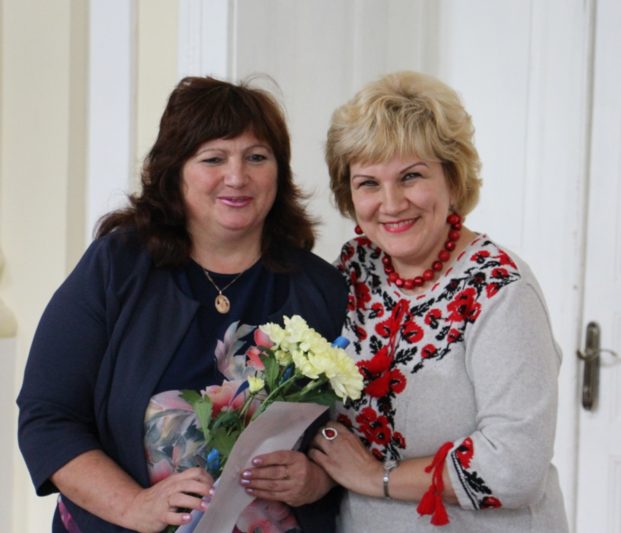 Голова профкому доцент Олена Куцик вітає найкращого керівника студентської наукової роботи (2016-2017 н.р.) доцента Марію Стецик