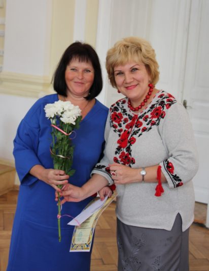 Голова профкому доцент Олена Куцик вітає найкращого куратора академгрупи (2016-2017 н.р.) ст. викладача Лесю Баранську