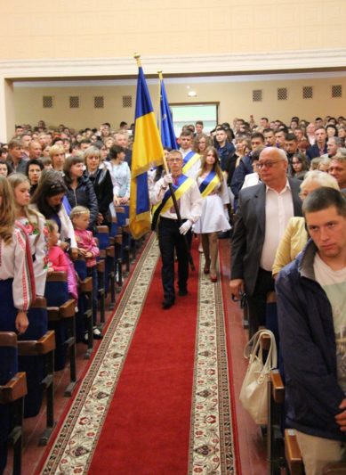 Внесення у святкову залу державної та університетської символіки