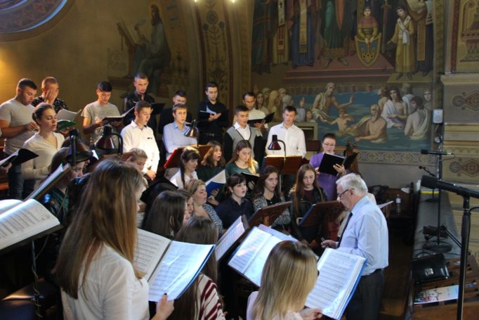 Богослужіння у супроводі народної хорової капели «Гаудеамус»