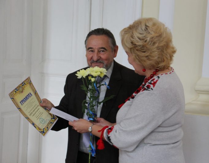 Професор Микола Зимомря отримує вітання від голови профкому доцента Олени Куцик