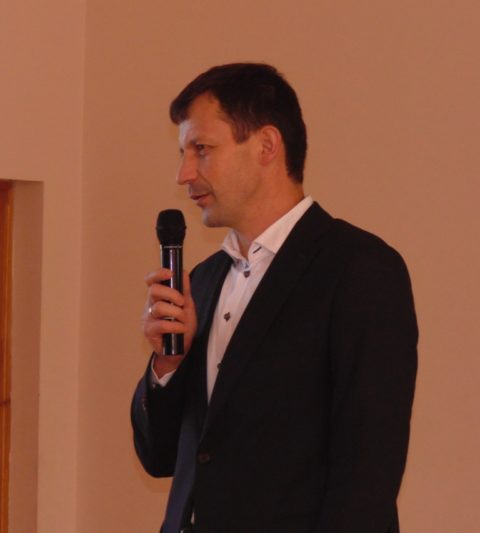 Спортсменів вітає декан факультету фізичного виховання, доцент Роман Чопик