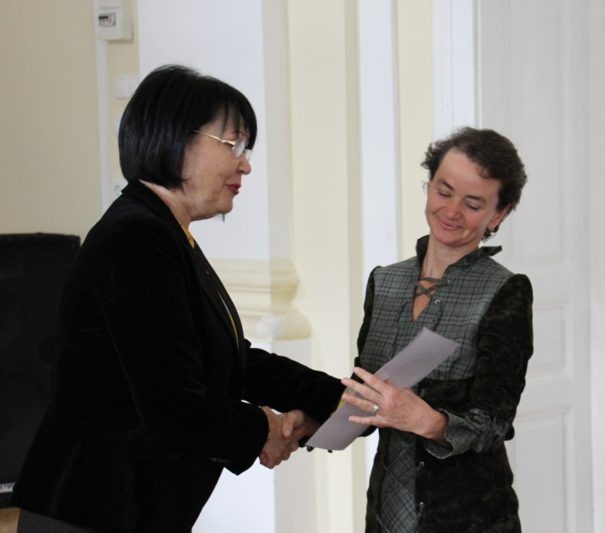 Ректор професор Надія Скотна нагороджує найкращого керівника студентської наукової роботи ст. викладача Жанну Гущак