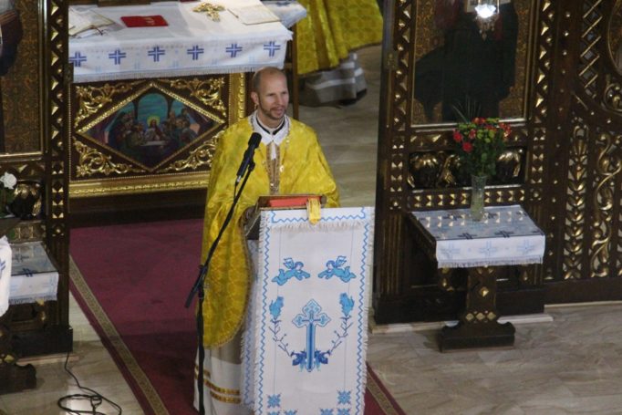 Вітальне слово до викладачів та студентів виголошує отець Олег Кекош